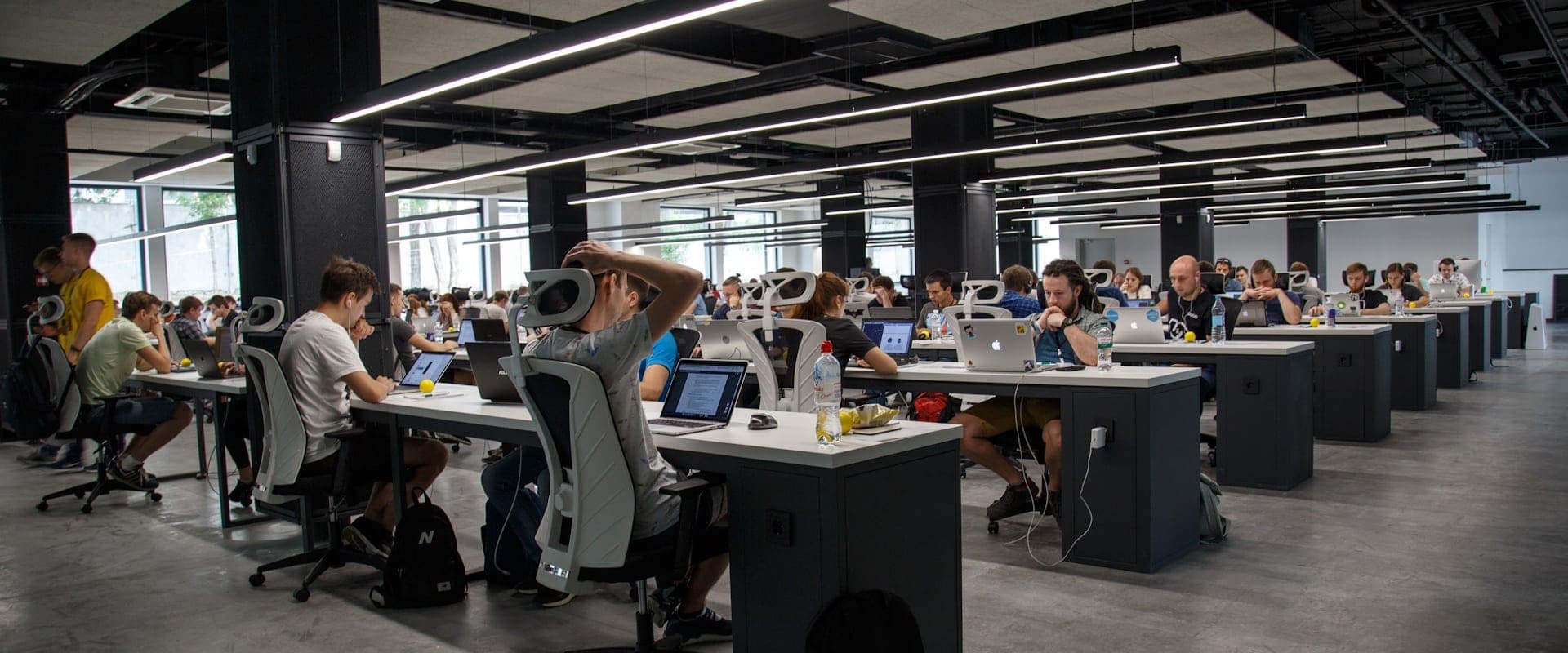 Equipa profissional a planear estratégia de automação empresarial