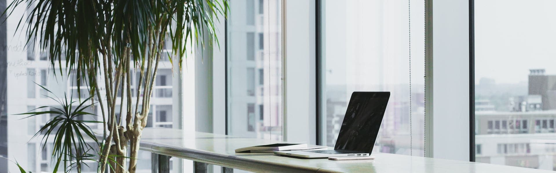 Escritório moderno com equipa a colaborar em processos de automação empresarial